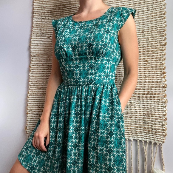 Dresses & Skirts - Patterned dress with pockets!
